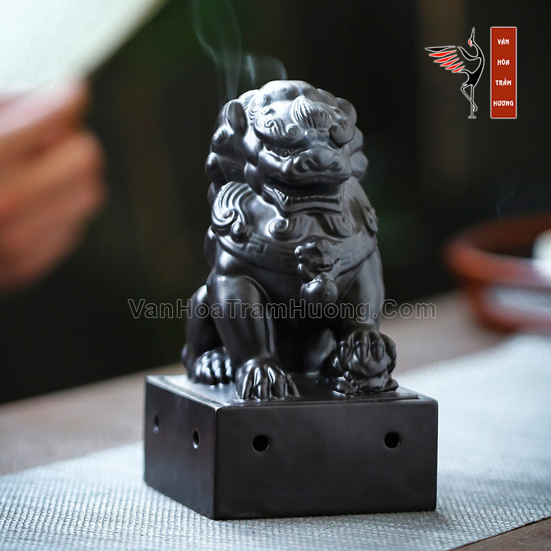 Lư xông trầm bằng gốm dạng sư tử