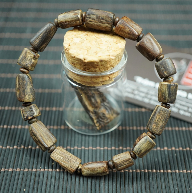 Kinh nghiệm mua vòng tay trầm hương nên biết, cách phân biệt vòng trầm thật giả