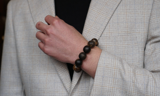 Đeo trầm hương có tốt không? Lưu ý cần nhớ khi đeo trầm hương