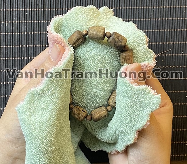 Hướng dẫn cách bảo quản vòng trầm hương luôn như mới