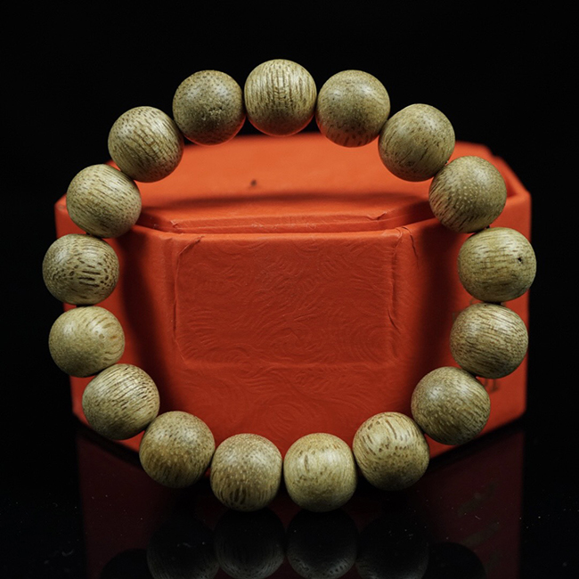 Giải mã vòng tay trầm hương giá rẻ: Thật hay giả? Có nên mua không?