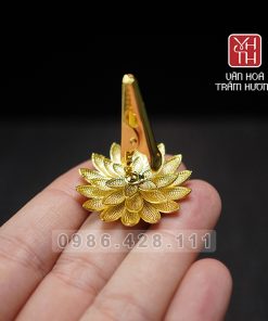 kep-nhang-van-may-cam-tren-tay