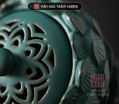 Điểm nổi bật của lư gốm sen nằm ở họa tiết hoa sen - biểu tượng của sự thanh tịnh