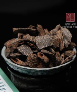 Khi xông đốt, tỏa hương ngọt sâu, xen vị sữa béo ngậy, thư thái