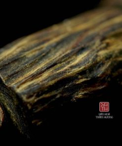 Màu nâu đậm, với các mảng dầu loang hoa văn độc đáo