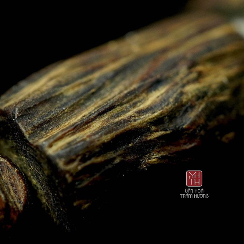 Màu nâu đậm, với các mảng dầu loang hoa văn độc đáo