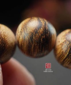 Hạt tròn màu nâu ánh đỏ, với các mảng dầu loang hoa văn đẹp mắt