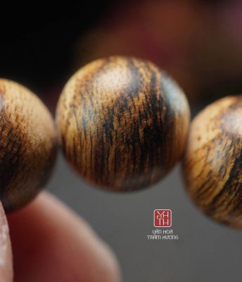 Hạt tròn màu nâu ánh đỏ, với các mảng dầu loang hoa văn đẹp mắt