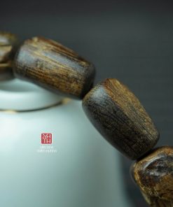 Màu nâu đậm, với vân dầu khít, bao phủ gần toàn bộ hạt